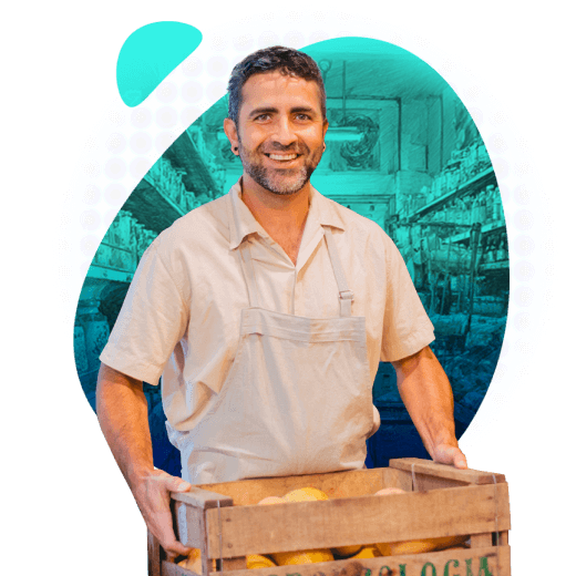 Hombre empresario feliz gracias a su crédito productivo